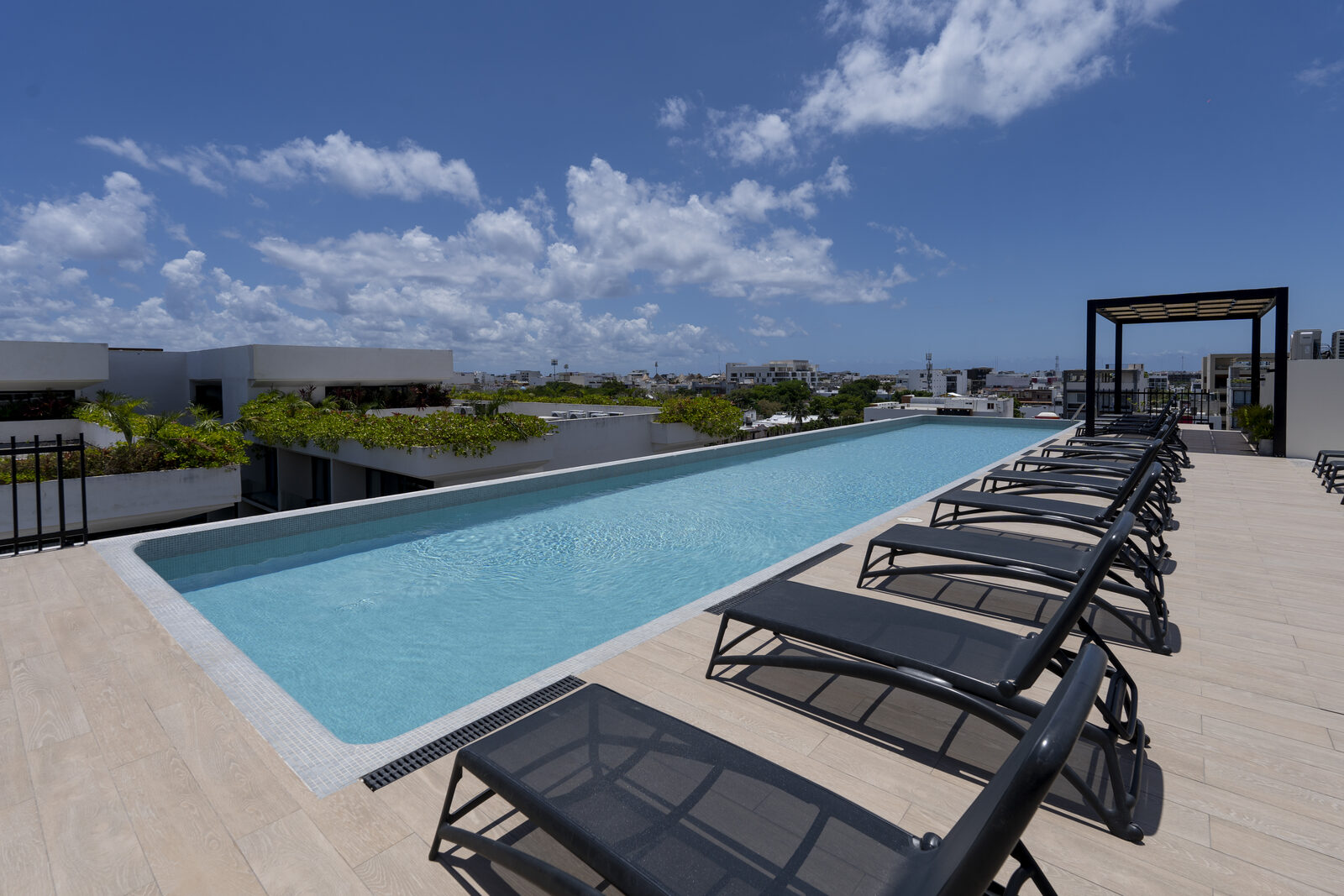 Alberca en el rooftop de Urban Towers