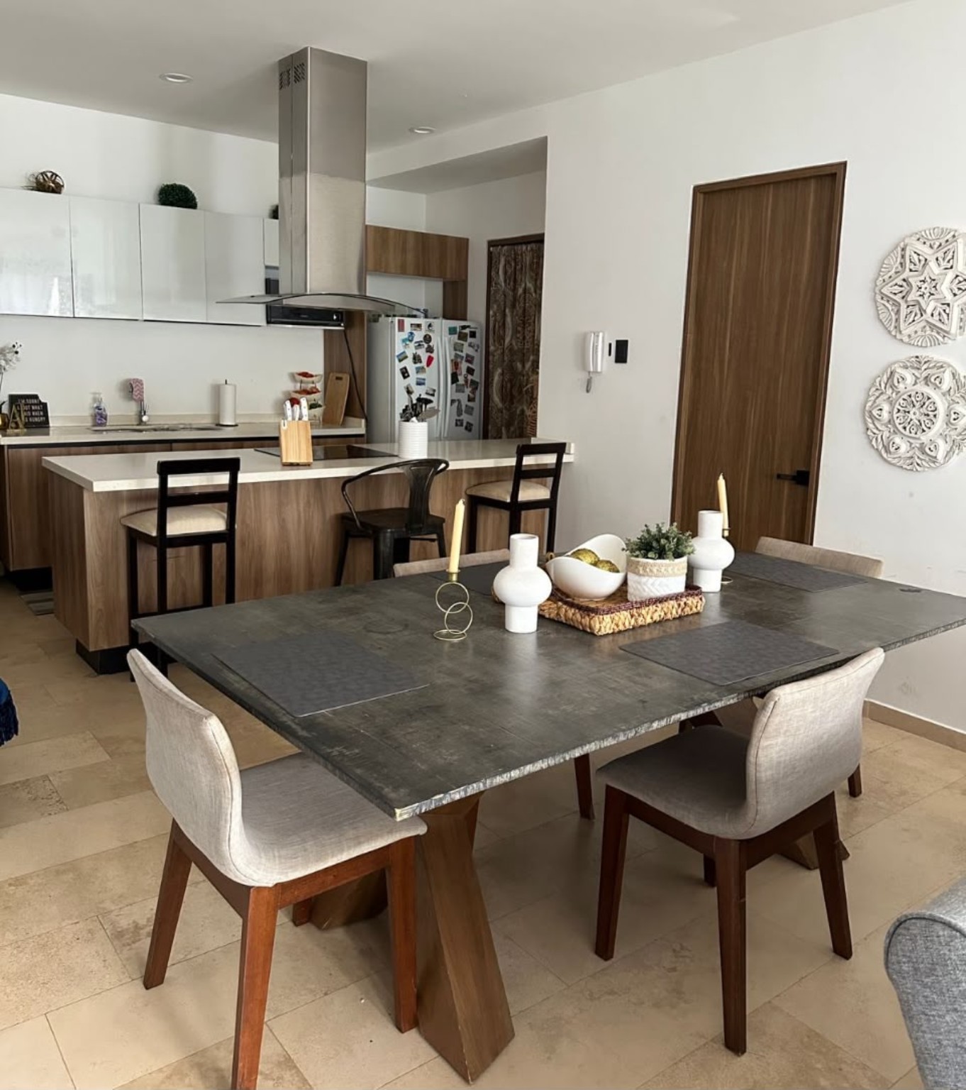 Comedor y cocina abierta de Condo Wave